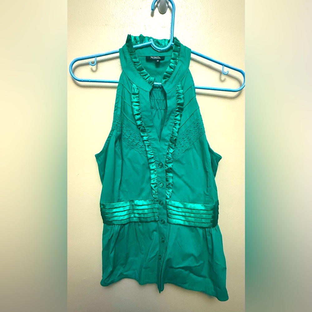 Women’s sleeveless blouse.  Real buttons. Stretch back